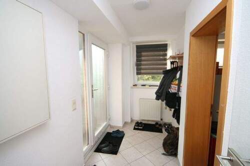 Flur mit separatem Wohnungseingang - 