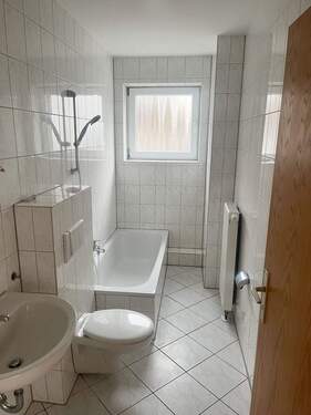 Tageslichtbad mit Wanne - 2 Zimmer Terrassenwohnung in Erfurt