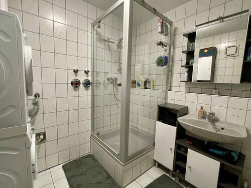 Bad mit Dusche - 2 Zimmer Etagenwohnung in Nürnberg