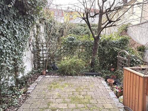 Blick vom Wohnzimmer auf die Terrasse - 