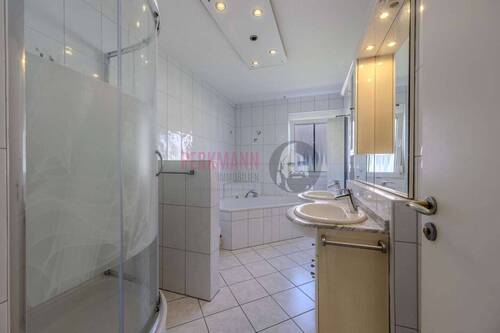 Tageslichtbad mit Dusche und Wanne im 1.OG - 