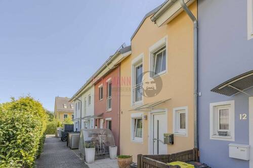Aussenansicht - Bezugfreies Reihenmittelhaus in guter Lage mit Einzelgarage zu verkaufen
