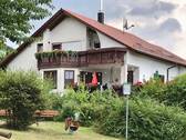 Außenansicht - Lichtdurchflutete 3 Zimmer Wohnung mit großem Balkon & Garten