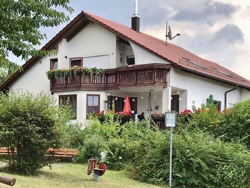 Außenansicht - Lichtdurchflutete 3 Zimmer Wohnung mit großem Balkon & Garten