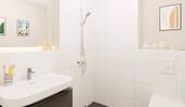 Ein modern gefliestes Badezimmer - 