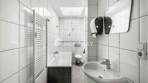 Badezimmer 1 - Etagenwohnung mit 84,10 m&sup2; in Köln zum Kaufen