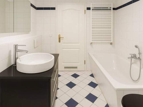 Badezimmer mit Wanne - 