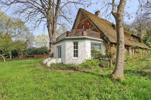 Hausansicht mit Garten - 