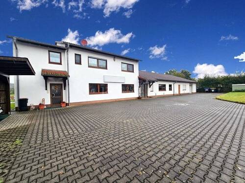 Außenansicht Straßenseite - Vielseitige Gewerbeimmobilie mit ca. 340 m² HalleLager, ca.150 m² Bürofläche & ca.133 m² Wohnung