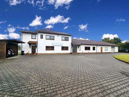 Außenansicht Straßenseite - Halle zum Kaufen in Glauberg