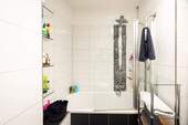 innenliegendes Bad mit Badewanne und Duschabtrennung - 