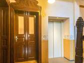 Treppenhaus mit Aufzug - 