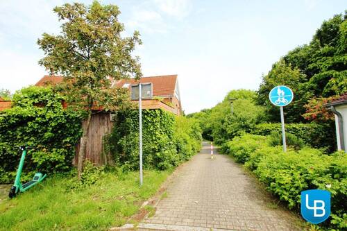 Weg hinter den Häusern - 