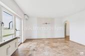 Wohn-/Esszimmer mit Klimagerät und Zugang Loggia - 