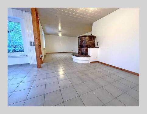 Wohnzimmer - Besondere 3,5-Zimmer-Erdgeschosswohnung mit Kamin, Balkon Terrasse in Rönsahl zu vermieten!