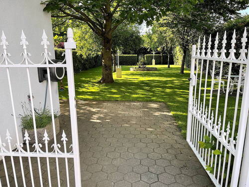 Blick in den Garten - Wohnen und Arbeiten: Stilvolles Mehrfamilien- und Geschäftshaus mit großem Garten.