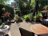 Blick in den Garten - *Terrasse* Gartenanteil * 3 Zimmer Erdgeschoss *