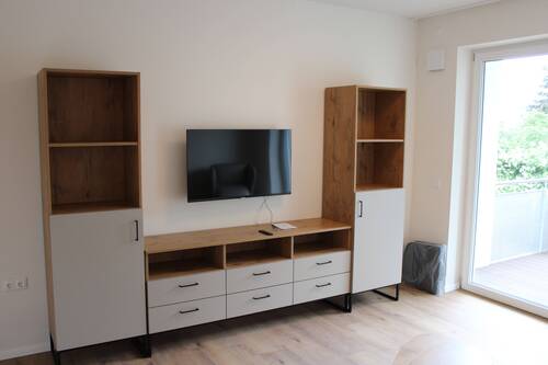 Fernseher und Möbel.JPG - 3 Zimmer Etagenwohnung zur Miete in Velden