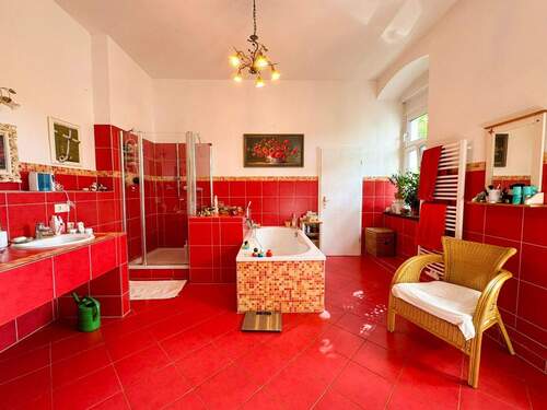 Modernisiertes Badezimmer mit roten Fliesen - 