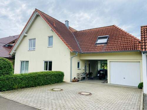 Hauseingang mit Garage/Carport - 