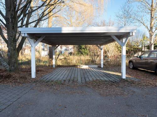 Carport gegenüber vom Haus - 
