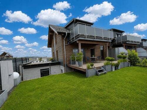 Haus Außenansicht vom Garten - Moderne Doppelhaushälfte in Feldrandlage