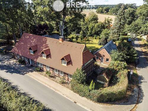 Straßenansicht, Süd-Ost-Ansicht - 6 Zimmer Einfamilienhaus in Hanstedt
