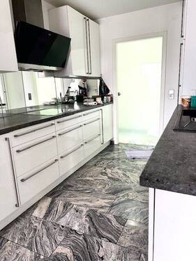 hochwertige Einbauküche - Schicke und großzügige 4 ZKB mit Loggia und Garage