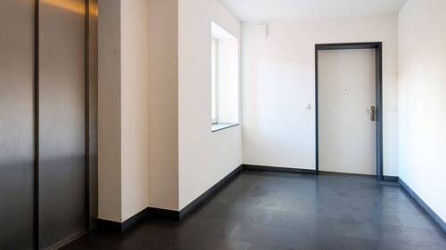 Hausflur mit Wohnungseingang - 