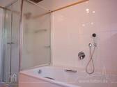 ...mit Badewanne und Dusche - 
