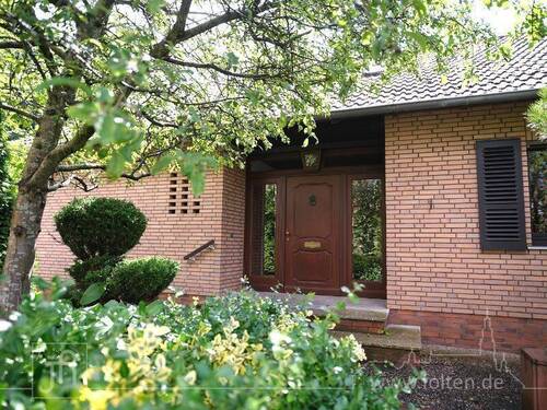 Aussenansicht - Eingangsseite - Bezugsfreies, ebenerdiges Einfamilienhaus am Julianenpark