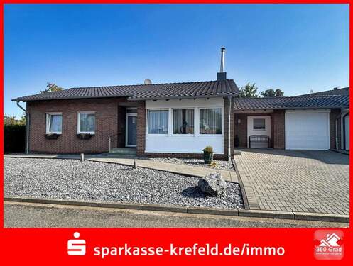 Vorderansicht - Modernisierter Bungalow - 399.900,00 EUR Kaufpreis, ca.  108,80 m² Wohnfläche