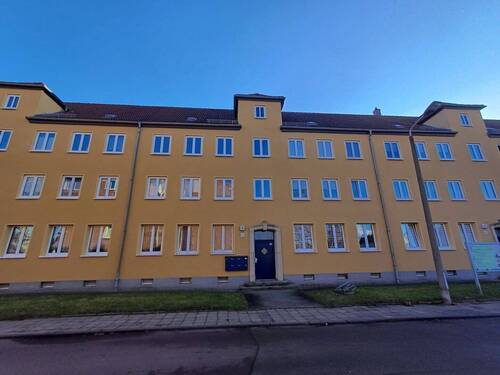 Hausansicht - 3 Zimmer Etagenwohnung zur Miete in Merseburg