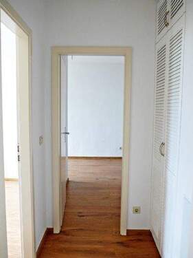 Flur mit Einbauschrank - 