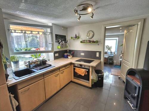 Obergeschoss: Küche mit Schwedenofen - Einfamilienhaus mit 138,00 m² in Ettenheim zum Kaufen