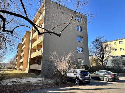 Ansicht mit Parkplatz - 2 Zimmer Etagenwohnung in Berlin