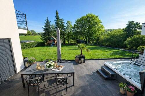 Terrasse - 9 Zimmer Einfamilienhaus zum Kaufen in Ilsfeld