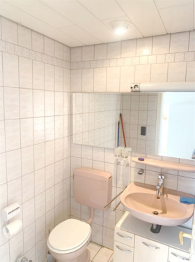 Bad mit Dusche und WC - 