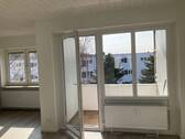 Wohnzimmer mit Balkonzugang - 3 Zimmer-Wohnung mit Abendsonne auf dem Balkon