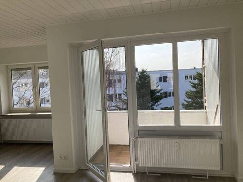 Wohnzimmer mit Balkonzugang - 3 Zimmer-Wohnung mit Abendsonne auf dem Balkon