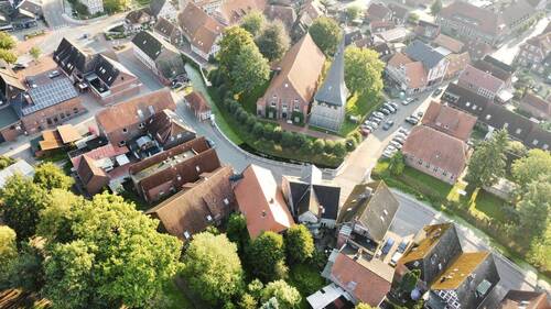 Drohnenansicht - Ehemalige Kulteisdiele im Ortskern mit vielfältigen Nutzungsmöglichkeiten!