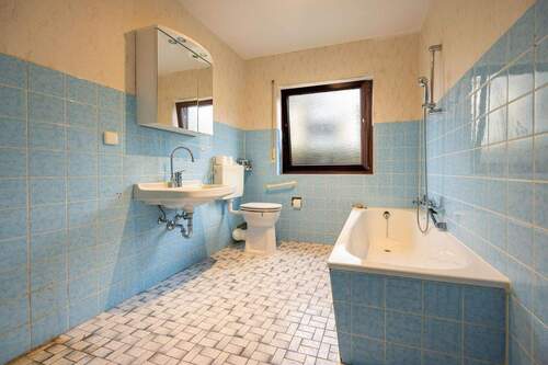 Tageslichtbad mit Platz auch für eine Waschmaschine - 