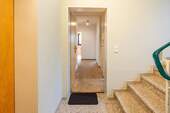 Treppenhaus, Wohnungseingang - 