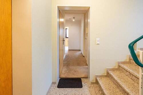 Treppenhaus, Wohnungseingang - 