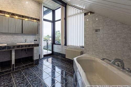 Badezimmer mit Eck-Badewanne - 