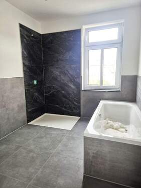 20250912_093152.jpg - Erstbezug - hochwertige 4-Raum-Wohnung mit Balkon, Dusche, Wanne und 2 PKW-Stellplätzen