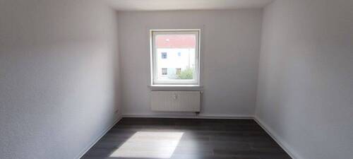 Wohnzimmer - Charmante Wohnung mit Badewanne, Laminat und zentraler Lage - jetzt einziehen