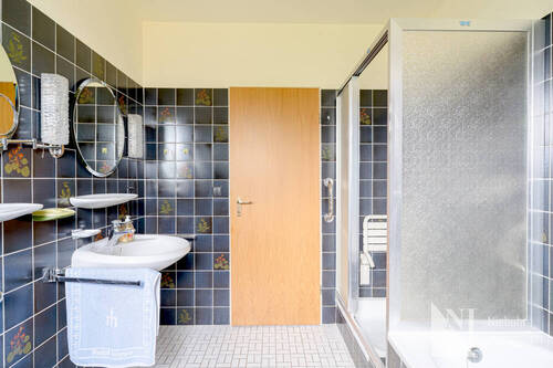 Bad mit Badewanne und Dusche - 