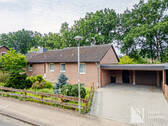 Auffahrt zur Garage u. Carport - 