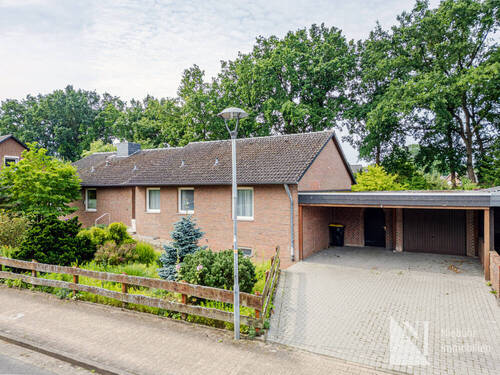 Auffahrt zur Garage u. Carport - 